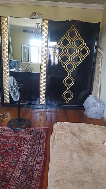 Qara rəngli sürgülü qapılı qarderob - Material: Parlaq qara səthli