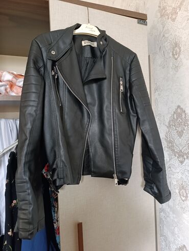 Bilərziklər: Qara rəngli qadın biker üslublu dərili gödəkçə (Demont Paris)
