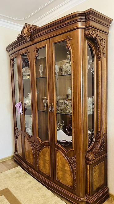 salon dolab: Klassik üslubda qonaq otağı üçün 2 parçalı mebel dəsti: 1) Vitrin — 1