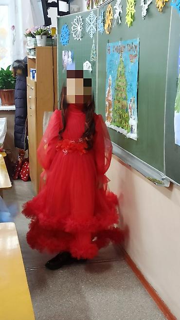 Праздничное детское платье ярко‑красного цвета новое почти одевали