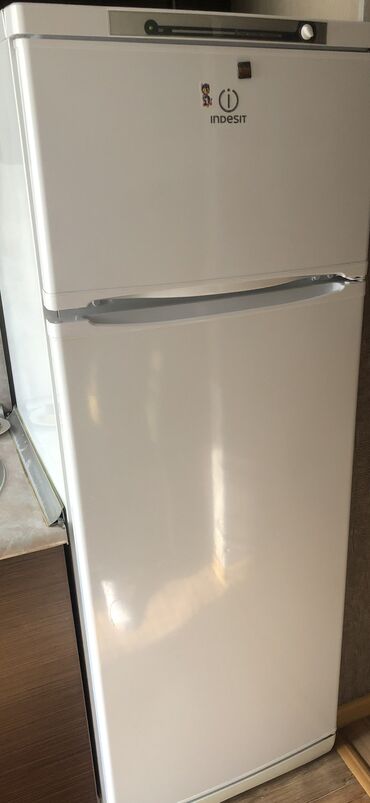 бытовая техника холодильники: Холодильник Indesit, Б/у, Двухкамерный