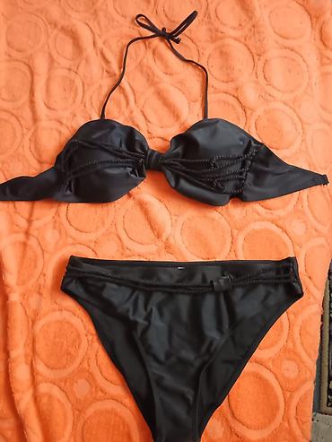 pull and bear donji ves: Crni dvodelni kupaći kostim - Model: bikini sa korpama i gaćicama — 1