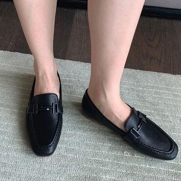 волейбольная обувь: Женские кожаные мокасины на плоской подошве черного цвета

Размер: 36