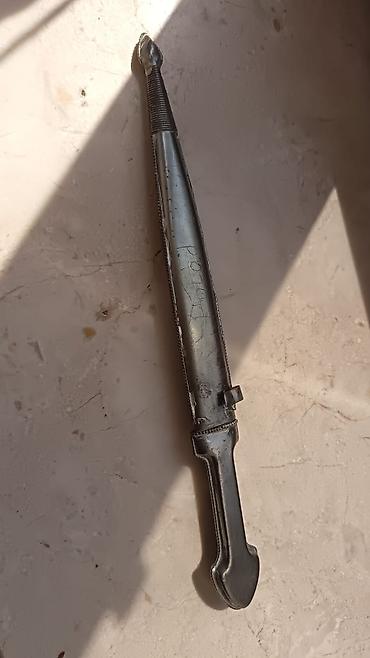 milli geyimlər: Qafqaz üslubunda bəzəkli xanjar (qısa xəncər) və papaq dəsti - — 2