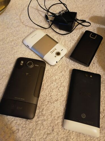 4 telefona svi u funkciji samo nokia ima punjac. Prodaju se u paketu s