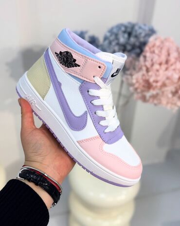 волейболный кросовка: Продаю оптом, качественная женская обувь. Разных моделей и размеров