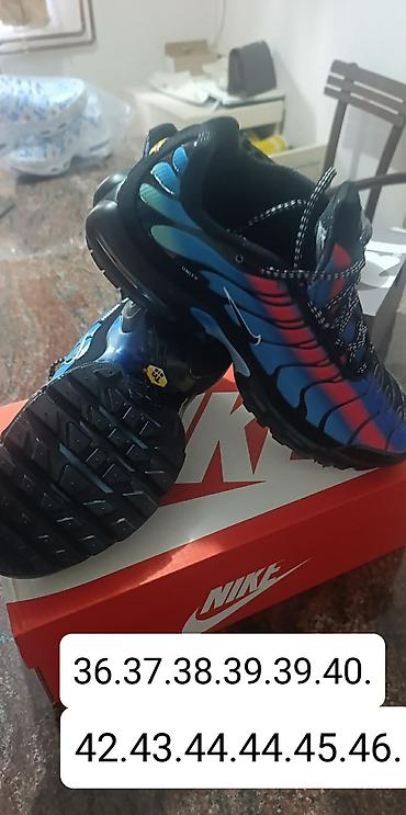 Patike: A klasa TN i Nike 95
Brojevi na slikama 
4500 din — 21