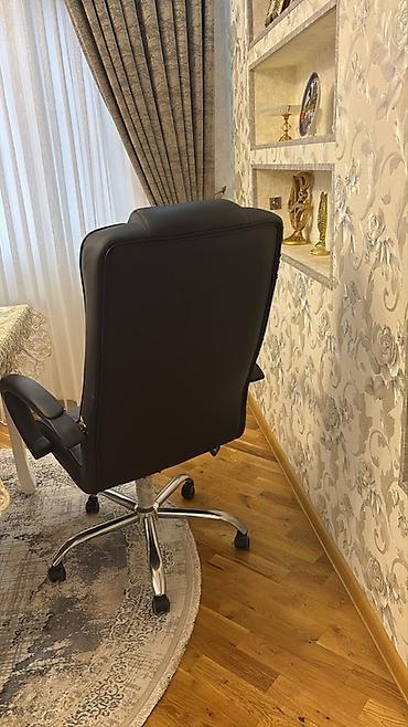Ofis mebeli: Qara rəngli ofis kreslosu, qolunun bir hissesi terpenir, berkide — 1