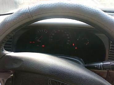 Другие детали салона: Легковой автомобиль седан, салон бежевый тканевый. Основные — 5