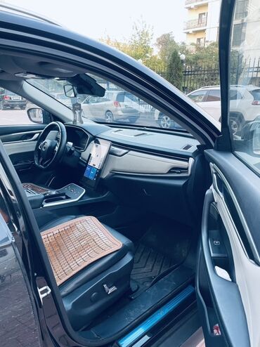 Другой электротранспорт: Электромобиль кроссовер (чёрный) Запас хода: 350км Батарея: 92% - — 8