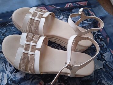 stikle sa masnom: Sandale, Graceland, 39