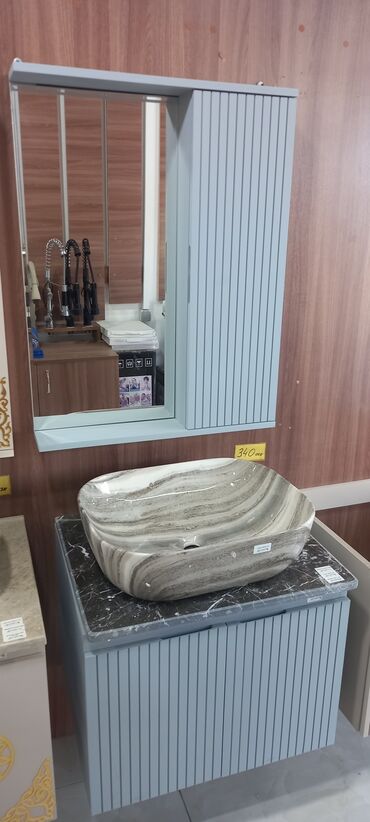 qapi celengi: Hamam üçün müasir mebel dəsti - Üst hissə: Güzgülü modul və sağ