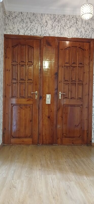 Перила: Taxtadan hazırlanmış daxili qapılar dəsti. Hər bir qapı taxta panellər