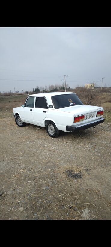 vaz 2107 qapi uzlukleri: VAZ 2107, ağ rəng, sedan kuzov. Klassik dizaynlı arxaötürməli model