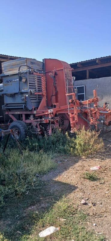 селхоз технику: Сельскохозяйственный комбайн "Agromaster" в красно-сером цвете