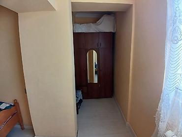 10 mikrayon: 2 otaqlı mənzil – geniş və işıqlı - Plan: geniş zal, ayrıca yataq — 10