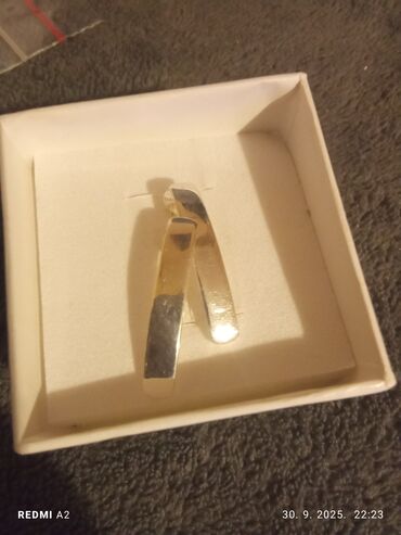 Prstenje: Srebrne minđuše sa kukicom i privjeskom u obliku suze. Centralni deo na lalafo.rs — 26 Prstenje: Srebrne minđuše sa kukicom i privjeskom u obliku suze. Centralni deo — 26