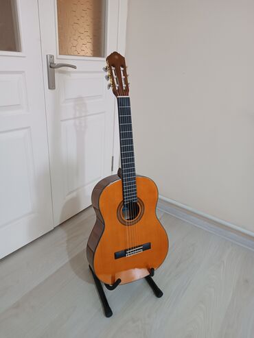 Гитары: "YAMAHA C80" Срочно продается классическая гитара от фирмы Yamaha в at lalafo.kg Гитары: "YAMAHA C80" Срочно продается классическая гитара от фирмы Yamaha в