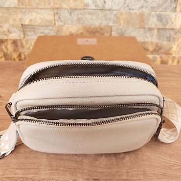 crna torba mona: Kompaktna “camera bag” torbica u bež/ekru nijansi sa dvostrukim — 8