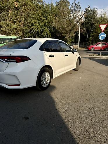 Toyota: Toyota Corolla: 2022 г., 1.8 л, Вариатор, Гибрид, Седан — 6