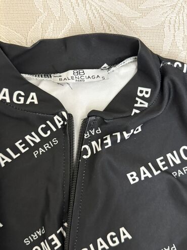Aş qazanı: Balenciaga Paris qalın yazılı, qara rəngli qadın üst geyimi (crop