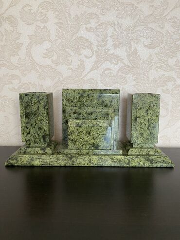 органайзер для часов: Органайзер выполнен из натурального камня змеевик. Стильные дополнение