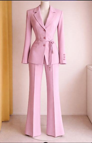 link: Elegantno žensko odelo – sako i pantalone u puder roze boji - — 1