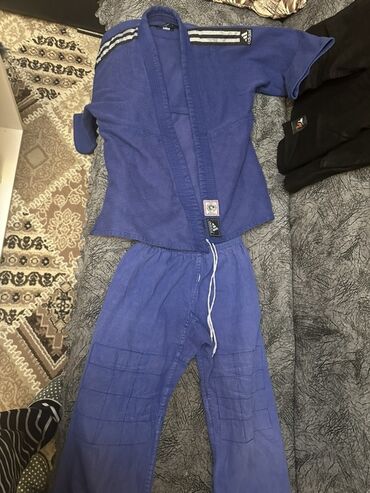 Маски, очки: Adidas firmasının göy rəngli cüdo forması. Yaxşı vəziyyətdədir. Həm