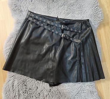 Women's Clothing: Crne kožne šorts-suknja (skort) sa kaiševima i plise detaljem - — 1