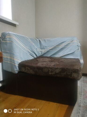 Другие мебельные гарнитуры: Срочно продается небольшой угловой диван Б/У