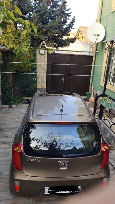 Kia: Kia Picanto, qəhvəyi/bronza rəng, 5 qapılı hetçbek. Xüsusiyyətlər: - — 4