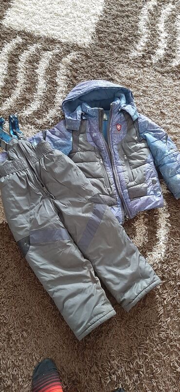 утепленная детская куртка: Продаю зимний комплект, куртка, комбинезон на 5-7 лет до 128 см. 1200