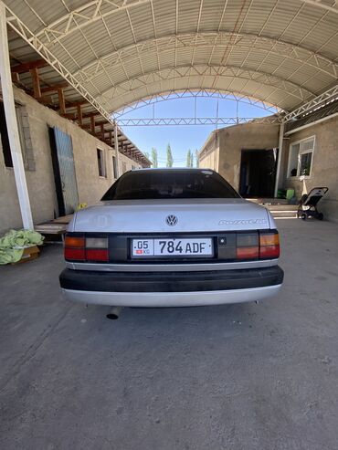 Volkswagen: Volkswagen Passat: 1988 г., 2 л, Механика, Бензин, Седан