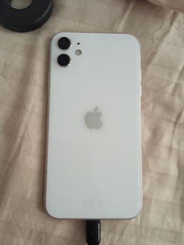 IPhone 11, белый цвет. Две камеры сзади, экран с вырезом под Face ID