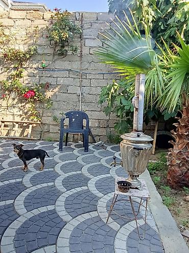 daş karxanası: 5 Sot torpaqla. 2 mertebe ev. masurta. 200. Metr məsafə var. yolu — 9