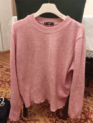 Dəstlər, kostyumlar: Qadın geyimləri dəsti istənilən 3u 5 manat 1) Açıq bej rəngli uzun — 7