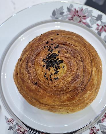 Un məmulatları: Təsvir: - Qat-qat yağlı xəmir: əl ilə yoğrulan, dəfələrlə yayılıb — 3