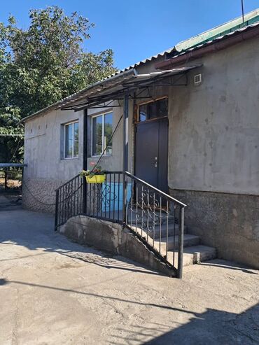 Продажа комнат: Продаётся тёплый и уютный дом! Участок — 10 соток, территория ровная и — 7