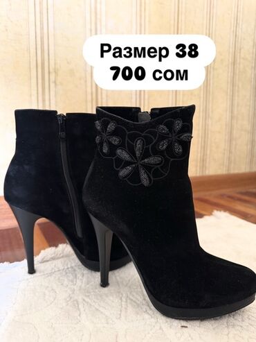 черные замшевые ботильоны: Женские ботильоны на высоком каблуке. - Материал: бархатистая замша в