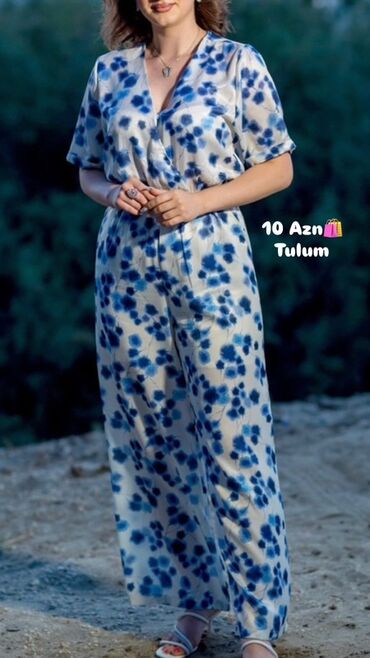 Пиджаки: Mavi-ağ çiçək naxışlı qadın tulumu - Model: qısaqollu, V-yaxa, üst