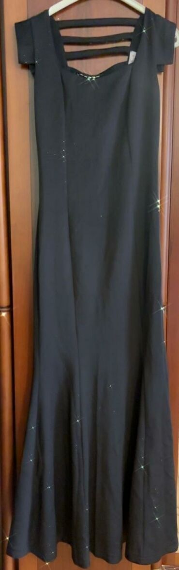 Ziyafət donları: Ziyafət geyimlərinin satışı her rengde var. Qiymetler ferqlidi. 15 azn — 22