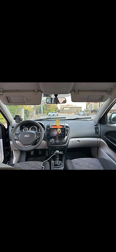 kia ceed 2010 universal: Kia Ceed hetçbek kuzalı avtomobil. Qara rəngdədir və 5 qapılı kuzova — 10