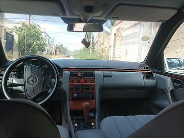 volkswagen polo 1: Mercedes-Benz E‑Class (W210) sedan – gümüş rəng. 1998 çi il 2.2 — 9