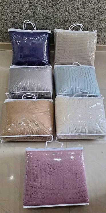 stare grede: Pokrivac sa lastez i dve jastucnice 180x200+25 CENA 2999din

T — 3