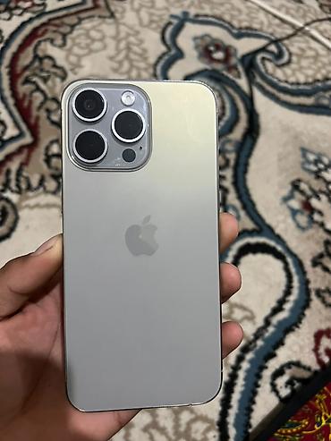 Смартфон Apple iPhone (серия с «Dynamic Island») в серебристом/светлом