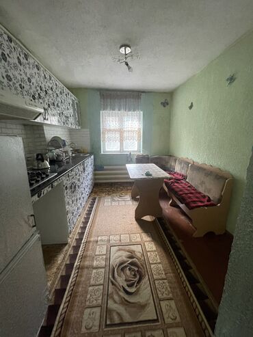 дом бишкек: 49 м², 3 комнаты, Старый ремонт Кухонная мебель