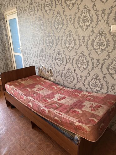 Односпальные кровати: Односпальная кровать, Б/у, С матрасом, ЛДСП, длина - 180 см