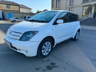 Toyota: Toyota ist: 2002 г., 1.3 л, Автомат, Бензин, Седан