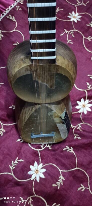 Gitaralar: 2006 san mendedir. Tanis ustamiz hazirlayib sesi bemdir. Canaq tut qoy