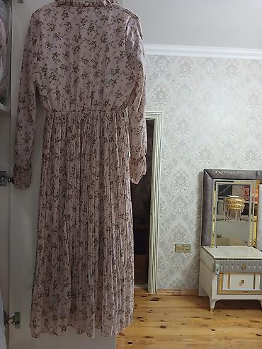 charles keith canta: Zərif çiçək naxışlı uzun don - Rəng: açıq pudra/şaftalı tonunda — 1